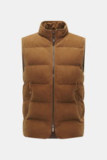 Eddy Monetti Veloursleder-Daunenweste hellbraun, frontale Nahaufnahme, softes Veloursleder, weicher Griff, wärmende Daunenfüllung, Slim Fit, Zwei-Wege-Reißverschluss, Stehkragen, Zipper-Fronttaschen, geschmeidiger Futterstoff, zwei Innentaschen.