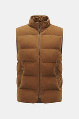 Eddy Monetti Veloursleder-Daunenweste hellbraun, frontale Nahaufnahme, softes Veloursleder, weicher Griff, wärmende Daunenfüllung, Slim Fit, Zwei-Wege-Reißverschluss, Stehkragen, Zipper-Fronttaschen, geschmeidiger Futterstoff, zwei Innentaschen.