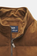 Eddy Monetti Veloursleder-Daunenweste hellbraun, Nahaufnahme von oben, softes Veloursleder, weicher Griff, wärmende Daunenfüllung, Slim Fit, Stehkragen, Zwei-Wege-Reißverschluss, Zipper-Fronttaschen, geschmeidiger Futterstoff, zwei Innentaschen.