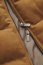 Eddy Monetti Veloursleder-Daunenweste hellbraun aus naher Perspektive mit softem Veloursleder, weichem Griff, wärmender Daunenfüllung, Slim Fit, Zwei-Wege-Reißverschluss.