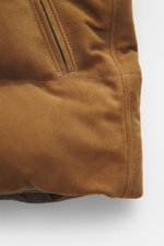 Nahaufnahme der Eddy Monetti Veloursleder-Daunenweste hellbraun von vorne rechts, softes Veloursleder, weicher Griff, wärmende Daunenfüllung, Slim Fit, Zwei-Wege-Reißverschluss, Stehkragen, Zipper-Fronttaschen, geschmeidiger Futterstoff, zwei Innentaschen