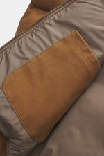 Nahaufnahme der Innenseite der Eddy Monetti Veloursleder-Daunenweste hellbraun, weich, mit Zipper, zwei Innentaschen, Stehkragen, Slim Fit, Daunenfüllung, weichem Griff und geschmeidigem Futterstoff.