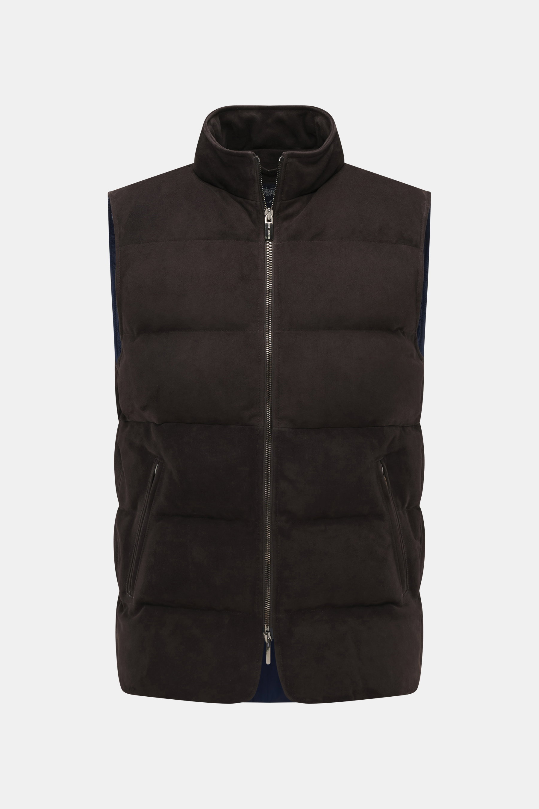 Eddy Monetti Veloursleder-Daunenweste dunkelbraun, Frontansicht mit Stehkragen, Softes Veloursleder, weicher Griff, wärmende Daunenfüllung, Slim Fit, Zwei-Wege-Reißverschluss, Zipper-Fronttaschen, geschmeidiger Futterstoff, zwei Innentaschen.