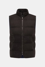 Eddy Monetti Veloursleder-Daunenweste dunkelbraun, Frontansicht mit Stehkragen, Softes Veloursleder, weicher Griff, wärmende Daunenfüllung, Slim Fit, Zwei-Wege-Reißverschluss, Zipper-Fronttaschen, geschmeidiger Futterstoff, zwei Innentaschen.