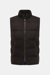 Eddy Monetti Veloursleder-Daunenweste dunkelbraun, Frontansicht mit Stehkragen, Softes Veloursleder, weicher Griff, wärmende Daunenfüllung, Slim Fit, Zwei-Wege-Reißverschluss, Zipper-Fronttaschen, geschmeidiger Futterstoff, zwei Innentaschen.