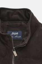 Eddy Monetti Veloursleder-Daunenweste dunkelbraun, Nahaufnahme von oben, softes Veloursleder, weicher Griff, Slim Fit, Daunenfüllung, Stehkragen, Zwei-Wege-Reißverschluss, Zipper-Fronttaschen, geschmeidiger Futterstoff, zwei Innentaschen.