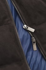 Nahaufnahme der offenen Eddy Monetti Veloursleder-Daunenweste dunkelbraun von innen mit weichem Futterstoff, zwei-Wege-Reißverschluss, softem Veloursleder, wärmender Daunenfüllung, Slim Fit, Stehkragen, Zipper-Fronttaschen und zwei Innentaschen.
