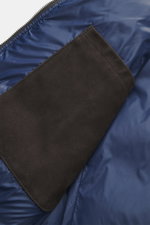 Nahaufnahme der Innenansicht der Eddy Monetti Veloursleder-Daunenweste dunkelbraun mit softem Veloursleder, weichem Griff, wärmender Daunenfüllung, Slim Fit, Zwei-Wege-Reißverschluss, Stehkragen, Zipper-Fronttaschen, geschmeidigem Futterstoff und zwei Inn