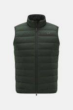 UBR Daunenweste "Sonic" dunkelgrün, frontale Nahaufnahme, Slim Fit, wasserabweisend, elastische Microfaser, ultraleichte Daunenfüllung, Zwei-Wege-Reißverschluss, hochschließender Kragen, Zipper-Taschen, reflektierender Logo-Print, elastische Saum- und Ärm
