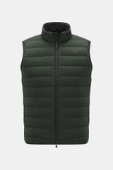 UBR Daunenweste "Sonic" dunkelgrün, frontale Nahaufnahme, Slim Fit, wasserabweisend, elastische Microfaser, ultraleichte Daunenfüllung, Zwei-Wege-Reißverschluss, hochschließender Kragen, Zipper-Taschen, reflektierender Logo-Print, elastische Saum- und Ärm