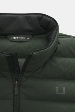 Nahaufnahme der UBR Daunenweste 'Sonic' dunkelgrün von vorne, hochwertig, elastisch, wasserabweisend, Slim Fit, mit Zwei-Wege-Reißverschluss, Kragen, Zipper-Taschen, reflektierendem Logo, elastischem Saum, Innentasche.
