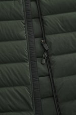 UBR Daunenweste 'Sonic' dunkelgrün, Nahaufnahme von Reißverschluss und Microfaser, Slim Fit, wasserabweisend, Daunenfüllung, weicher Griff.