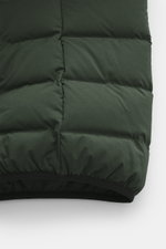 Nahaufnahme der UBR Daunenweste 'Sonic' dunkelgrün von unten, hochwertige, elastische Microfaser, weicher Griff, wasserabweisend, ultraleicht, Slim Fit.