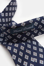Bigi Silk tie 'Nilo' navy/light blue/white patterned shown close-up from above, pure silk, subtle sheen, classic diamond pattern, lining identical to outer fabric, made in Italy, width 8 cm.