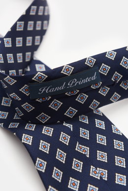 Bigi Silk tie 'Nilo' navy/light blue/white patterned shown close-up from above, pure silk, subtle sheen, classic diamond pattern, lining identical to outer fabric, made in Italy, width 8 cm.
