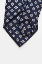 Close-up top-down view of Bigi Silk tie 'Nilo' navy/light blue/white patterned, pure silk with subtle sheen, classic diamond pattern, lining identical to outer fabric, made in Italy, width 8 cm.