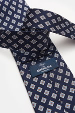 Bigi Silk tie 'Nilo' navy/light blue/white patterned with classic diamond pattern, pure silk, subtle sheen, lining identical, width 8 cm, made in Italy, photographed close-up from above.