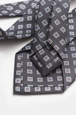 Bigi Silk tie 'Nilo' dark grey/light blue/white patterned shown from above, featuring pure silk, subtle sheen, classic diamond pattern, lining identical to outer fabric, made in Italy, width: 8 cm.