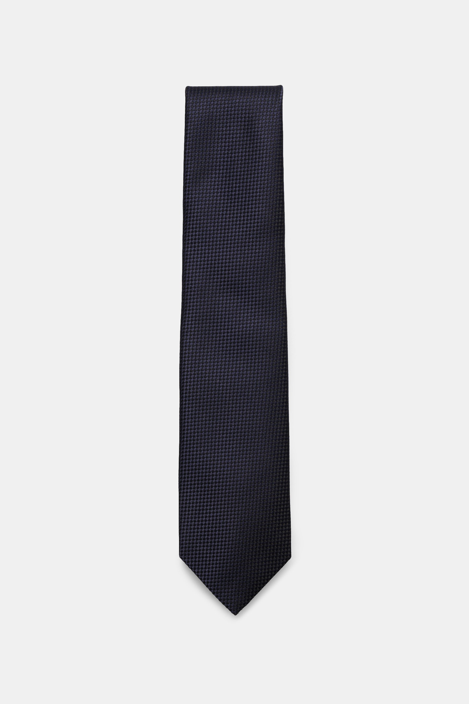 Tom Ford Seidenkrawatte navy/schwarz gemustert, aus reiner Seide mit feinem Webmuster, dezenter Glanz, Made in Italy, frontal fotografiert, 8 cm breit.