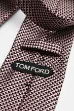 Tom Ford Seidenkrawatte rosé/schwarz/grau gemustert, Nahaufnahme schräg von oben, feines Webmuster, reine Seide, dezenter Glanz, Made in Italy, 8 cm breit.