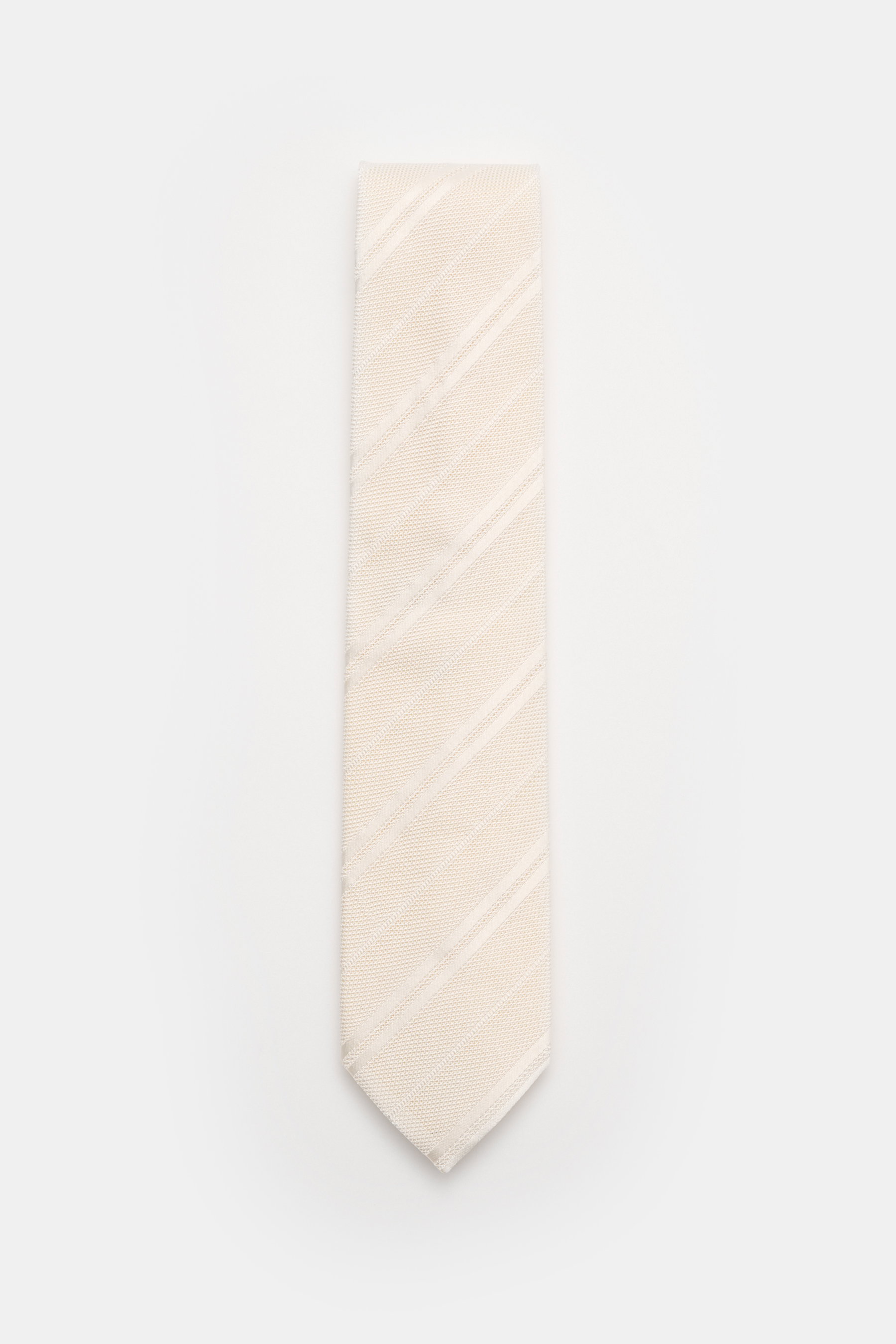 Tom Ford Seidenkrawatte creme/weiß gestreift, von oben fotografiert, reine Seide mit feinem Webmuster, dezenter Glanz, Made in Italy.