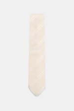 Front view of Tom Ford Silk tie cream/white striped with fine weave pattern, subtle sheen, pure silk, and branded lining, made in Italy, 8 cm wide. 

Italian craftmanship: This classic tie by TOM FORD in pure silk combines timeless elegance with a fine, g