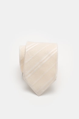 Close-up top view of Tom Ford Silk tie cream/white striped with subtle sheen, fine weave pattern, and branded lining, made in Italy.

Description: <p>Italian craftmanship: This classic tie by TOM FORD in pure silk combines timeless elegance with a fine, g