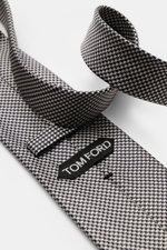 Close-up top-down view of the Tom Ford Silk tie dark navy/white patterned showing a fine weave pattern, subtle sheen, and branded lining.

<p>Italian craftmanship: This classic tie by TOM FORD in pure silk combines timeless elegance with a fine, graphic w