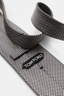 Close-up top-down view of the Tom Ford Silk tie dark navy/white patterned showing a fine weave pattern, subtle sheen, and branded lining.

<p>Italian craftmanship: This classic tie by TOM FORD in pure silk combines timeless elegance with a fine, graphic w