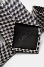 Close-up side view of Tom Ford Silk tie dark navy/white patterned showing fine weave and branded lining in pure silk with subtle sheen.

Italian craftmanship: This classic tie by TOM FORD in pure silk combines timeless elegance with a fine, graphic weave 
