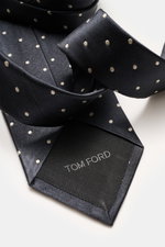 Tom Ford Seidenkrawatte anthrazit/creme gepunktet, aus reiner Seide mit dezentem Glanz, Logo-Stitching, monochromem Futter, 8 cm breit, made in Italy, Nahaufnahme von oben.