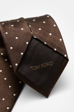 Tom Ford Seidenkrawatte dunkelbraun/creme gepunktet, Nahaufnahme von der Innenseite mit Logo-Stitching, reine Seide, dezenter Glanz, Breite 8 cm.