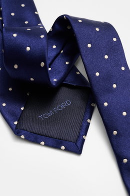 Tom Ford Seidenkrawatte dunkelblau/creme gepunktet, aus reiner Seide mit dezentem Glanz, monochromem Futter, Logo-Stitching, 8 cm breit, Nahaufnahme von oben.
