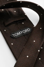 Tom Ford Seidenkrawatte dunkelbraun/schwarz/creme gemustert, Nahaufnahme von oben, Fischgratmuster mit Punkten, reine Seide, dezenter Glanz, Logo-Stitching, 8 cm breit, made in Italy.