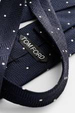 Nahaufnahme der Tom Ford Seidenkrawatte navy/schwarz/creme gemustert mit Fischgratmuster und Punkten, Logo-Stitching, aus feiner Seide, seitlich fotografiert.

Beschreibung (für Produkttext): 
<p>Souveräne Eleganz bis ins Detail: Die Krawatte von TOM FORD