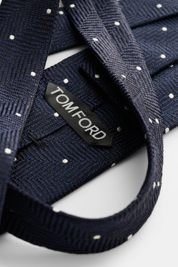 Nahaufnahme der Tom Ford Seidenkrawatte navy/schwarz/creme gemustert mit Fischgratmuster und Punkten, Logo-Stitching, aus feiner Seide, seitlich fotografiert.

Beschreibung (für Produkttext): 
<p>Souveräne Eleganz bis ins Detail: Die Krawatte von TOM FORD
