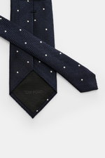 Tom Ford Seidenkrawatte navy/schwarz/creme gemustert, feine Seide, Fischgratmuster mit Punkten, dezenter Glanz, Logo-Stitching, 8 cm breit, made in Italy, Detailaufnahme von oben.