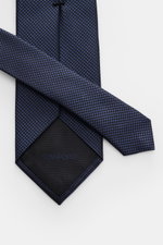 Tom Ford Seidenkrawatte dunkelblau/schwarz gemustert, Hahnentritt, dezenter Glanz, aus reiner Seide, Logo-Stitching, made in Italy, 8 cm breit, Draufsicht.
