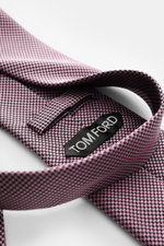Tom Ford Seidenkrawatte rosé/schwarz gemustert in Nahaufnahme von oben, reine Seide mit dezentem Glanz, Hahnentrittmuster, Logo-Stitching, made in Italy, 8 cm breit.