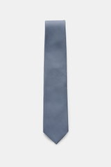 Tom Ford Seidenkrawatte hellblau/schwarz gemustert mit zeitlosem Hahnentritt, feine Seide, dezenter Glanz, Logo-Stitching, 8 cm breit, frontal fotografiert.