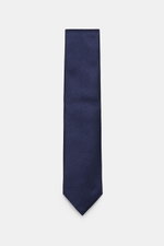 Tom Ford Seidenkrawatte navy gemustert, frontal fotografiert, reine Seide mit Hahnentritt-Webmuster, dezenter Glanz, Logo-Stitching, made in Italy, 8 cm breit.