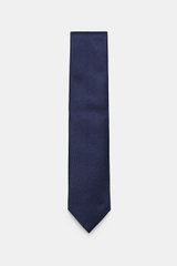 Tom Ford Seidenkrawatte navy gemustert, frontal fotografiert, reine Seide mit Hahnentritt-Webmuster, dezenter Glanz, Logo-Stitching, made in Italy, 8 cm breit.