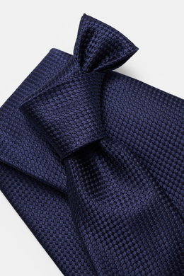 Tom Ford Seidenkrawatte navy gemustert mit Hahnentritt-Webmuster, Logo-Stitching, dezenter Glanz, reine Seide, Breite 8 cm, Aufnahme schräg von oben.