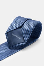Tom Ford Seidenkrawatte rauchblau/schwarz gemustert, reine Seide, Hahnentrittmuster, dezenter Glanz, Logo-Stitching, made in Italy, 8 cm, Nahaufnahme perspektivisch.