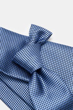 Tom Ford Seidenkrawatte rauchblau/schwarz gemustert mit zeitlosem Hahnentritt, Logo-Stitching, 8 cm breit, aus reiner Seide, seitlich fotografiert.