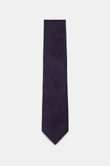 Tom Ford Seidenkrawatte dunkelviolett/schwarz gemustert, Hahnentrittmuster, reine Seide mit dezentem Glanz, flach von oben fotografiert, 8 cm breit.