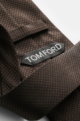 Tom Ford Seidenkrawatte dunkelbraun/schwarz gemustert, Hahnentritt, dezenter Glanz, Logo-Stitching, reine Seide, Detailfoto aus schräger Nahaufnahme.