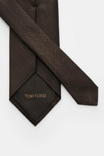 Tom Ford Seidenkrawatte dunkelbraun/schwarz gemustert, Hahnentritt, reine Seide, dezenter Glanz, Logo-Stitching, 8 cm breit, seitlich fotografiert.