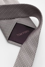 Tom Ford Seidenkrawatte rosé/schwarz gemustert im Hahnentritt, Nahaufnahme von innen mit Logo-Stitching, reine Seide, 8 cm breit.