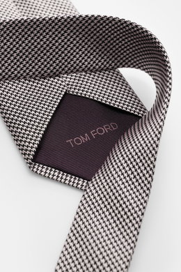 Tom Ford Seidenkrawatte rosé/schwarz gemustert im Hahnentritt, Nahaufnahme von innen mit Logo-Stitching, reine Seide, 8 cm breit.